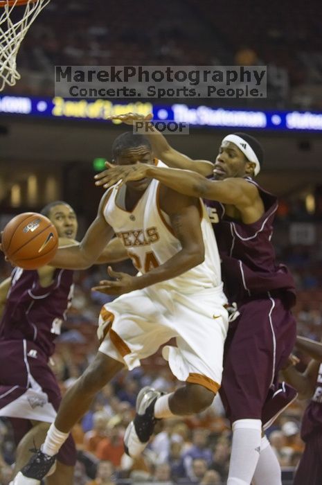 Guard Justin Mason, #24.  The longhorns defeated the Texas Southern University (TSU) Tigers 90-50 Saturday night.

Filename: SRM_20061128_2013220.jpg
Aperture: f/2.8
Shutter Speed: 1/640
Body: Canon EOS-1D Mark II
Lens: Canon EF 80-200mm f/2.8 L