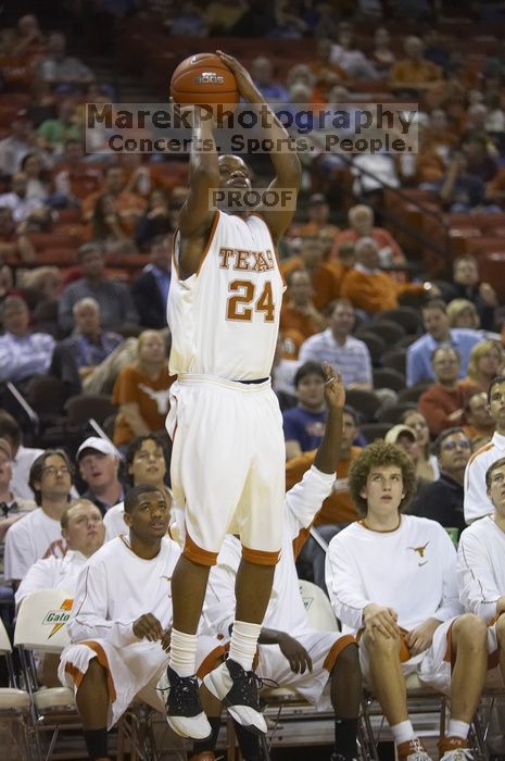 Guard Justin Mason, #24.  The longhorns defeated the Texas Southern University (TSU) Tigers 90-50 Saturday night.

Filename: SRM_20061128_2013429.jpg
Aperture: f/2.8
Shutter Speed: 1/640
Body: Canon EOS-1D Mark II
Lens: Canon EF 80-200mm f/2.8 L