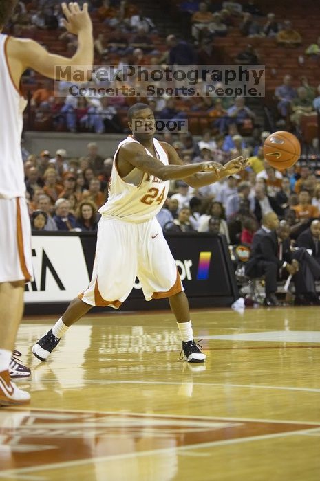 Guard Justin Mason, #24.  The longhorns defeated the Texas Southern University (TSU) Tigers 90-50 Saturday night.

Filename: SRM_20061128_2027026.jpg
Aperture: f/2.8
Shutter Speed: 1/640
Body: Canon EOS-1D Mark II
Lens: Canon EF 80-200mm f/2.8 L