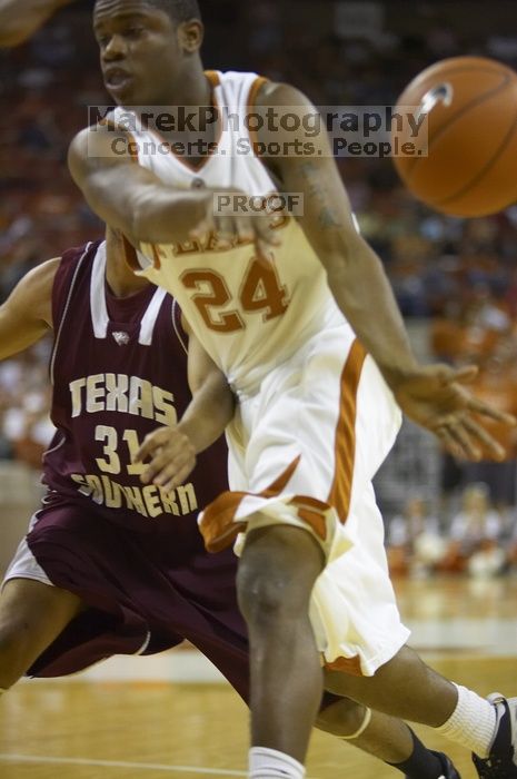 The longhorns defeated the Texas Southern University (TSU) Tigers 90-50 Tuesday night.

Filename: SRM_20061128_2028285.jpg
Aperture: f/2.8
Shutter Speed: 1/640
Body: Canon EOS-1D Mark II
Lens: Canon EF 80-200mm f/2.8 L