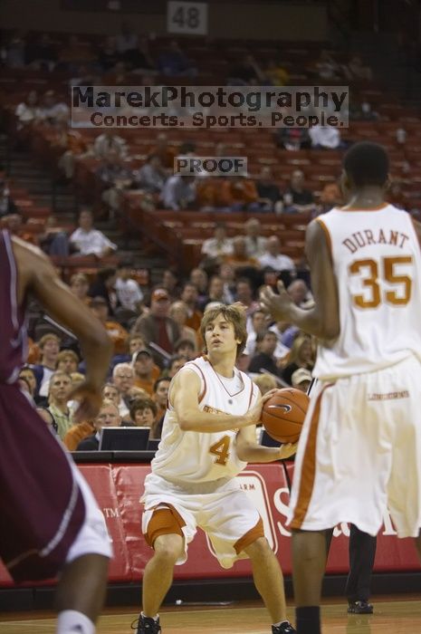 The longhorns defeated the Texas Southern University (TSU) Tigers 90-50 Tuesday night.

Filename: SRM_20061128_2033388.jpg
Aperture: f/2.8
Shutter Speed: 1/640
Body: Canon EOS-1D Mark II
Lens: Canon EF 80-200mm f/2.8 L