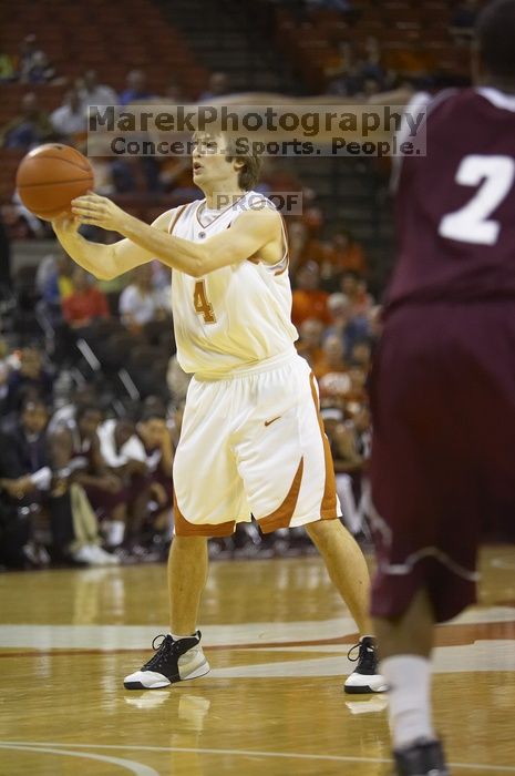 The longhorns defeated the Texas Southern University (TSU) Tigers 90-50 Tuesday night.

Filename: SRM_20061128_2034041.jpg
Aperture: f/2.8
Shutter Speed: 1/640
Body: Canon EOS-1D Mark II
Lens: Canon EF 80-200mm f/2.8 L