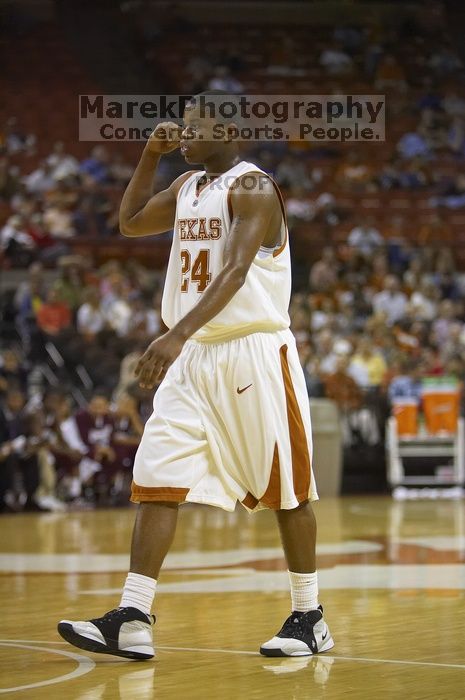 Guard Justin Mason, #24.  The longhorns defeated the Texas Southern University (TSU) Tigers 90-50 Saturday night.

Filename: SRM_20061128_2036108.jpg
Aperture: f/2.8
Shutter Speed: 1/640
Body: Canon EOS-1D Mark II
Lens: Canon EF 80-200mm f/2.8 L