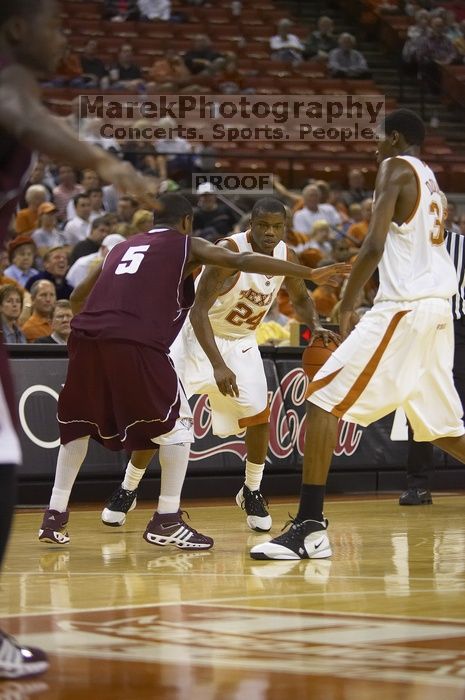 Guard Justin Mason, #24.  The longhorns defeated the Texas Southern University (TSU) Tigers 90-50 Saturday night.

Filename: SRM_20061128_2037081.jpg
Aperture: f/2.8
Shutter Speed: 1/640
Body: Canon EOS-1D Mark II
Lens: Canon EF 80-200mm f/2.8 L