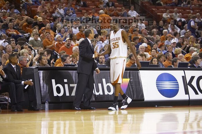 Guard/forward Kevin Durant, #35.  The longhorns defeated the Texas Southern University (TSU) Tigers 90-50 Tuesday night.

Filename: SRM_20061128_2038062.jpg
Aperture: f/2.8
Shutter Speed: 1/640
Body: Canon EOS-1D Mark II
Lens: Canon EF 80-200mm f/2.8 L