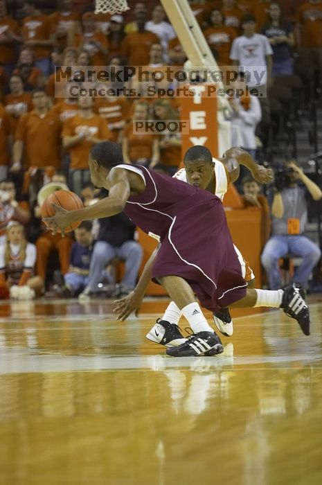 The longhorns defeated the Texas Southern University (TSU) Tigers 90-50 Tuesday night.

Filename: SRM_20061128_2039229.jpg
Aperture: f/2.8
Shutter Speed: 1/640
Body: Canon EOS-1D Mark II
Lens: Canon EF 80-200mm f/2.8 L