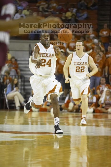 Guard Justin Mason, #24.  The longhorns defeated the Texas Southern University (TSU) Tigers 90-50 Saturday night.

Filename: SRM_20061128_2039440.jpg
Aperture: f/2.8
Shutter Speed: 1/640
Body: Canon EOS-1D Mark II
Lens: Canon EF 80-200mm f/2.8 L