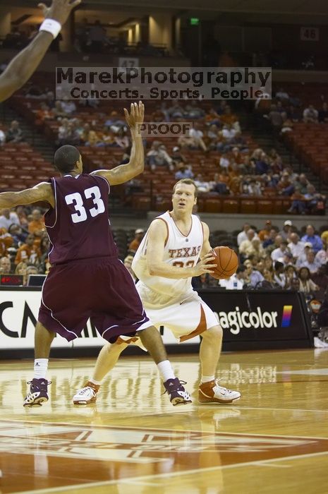 The longhorns defeated the Texas Southern University (TSU) Tigers 90-50 Tuesday night.

Filename: SRM_20061128_2039545.jpg
Aperture: f/2.8
Shutter Speed: 1/640
Body: Canon EOS-1D Mark II
Lens: Canon EF 80-200mm f/2.8 L