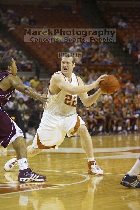 The longhorns defeated the Texas Southern University (TSU) Tigers 90-50 Tuesday night.

Filename: SRM_20061128_2039566.jpg
Aperture: f/2.8
Shutter Speed: 1/640
Body: Canon EOS-1D Mark II
Lens: Canon EF 80-200mm f/2.8 L