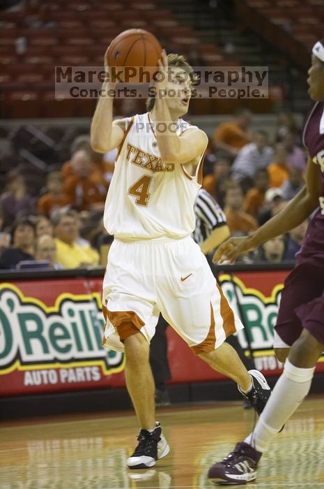 The longhorns defeated the Texas Southern University (TSU) Tigers 90-50 Tuesday night.

Filename: SRM_20061128_2044460.jpg
Aperture: f/2.8
Shutter Speed: 1/640
Body: Canon EOS-1D Mark II
Lens: Canon EF 80-200mm f/2.8 L