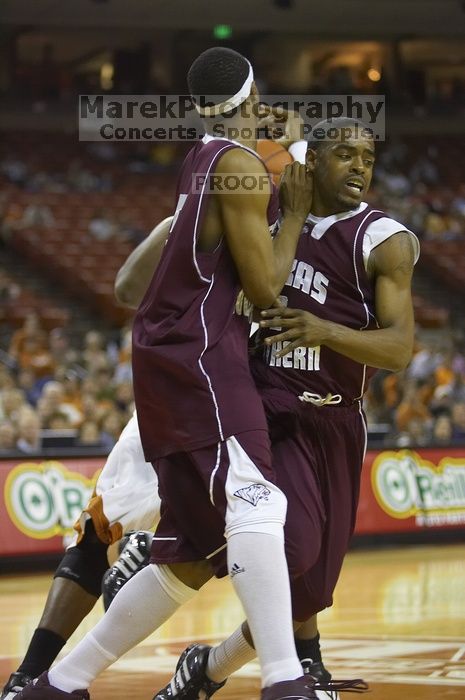 The longhorns defeated the Texas Southern University (TSU) Tigers 90-50 Tuesday night.

Filename: SRM_20061128_2044502.jpg
Aperture: f/2.8
Shutter Speed: 1/640
Body: Canon EOS-1D Mark II
Lens: Canon EF 80-200mm f/2.8 L