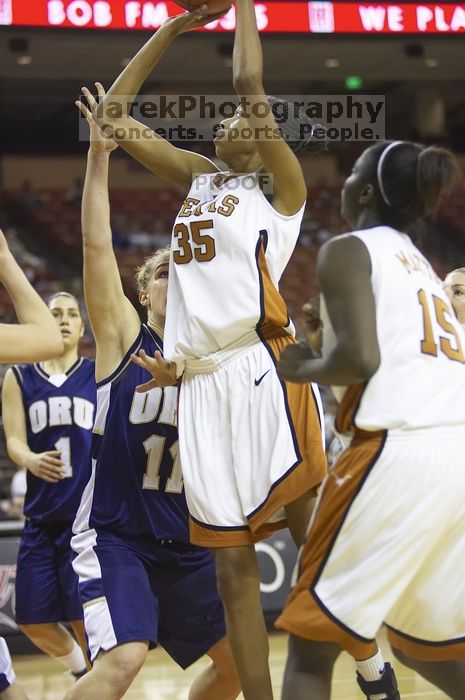 Forward Ashley Lindsey, #35.  The lady longhorns defeated the Oral Roberts University's (ORU) Golden Eagles 79-40 Saturday night.

Filename: SRM_20061125_1357165.jpg
Aperture: f/2.8
Shutter Speed: 1/400
Body: Canon EOS-1D Mark II
Lens: Canon EF 80-200mm f/2.8 L