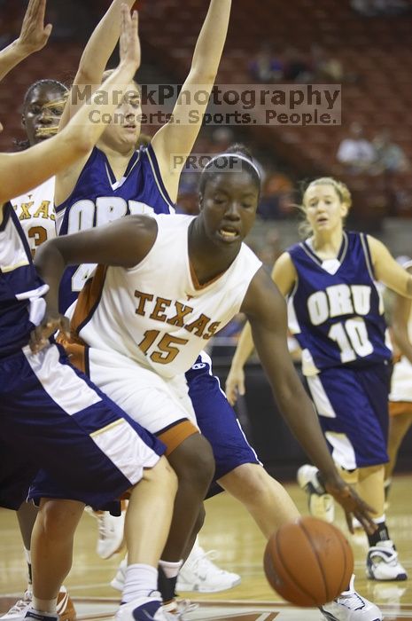 Guard and forward Gabriell Mattox, #15.  The lady longhorns defeated the Oral Roberts University's (ORU) Golden Eagles 79-40 Saturday night.

Filename: SRM_20061125_1403268.jpg
Aperture: f/2.8
Shutter Speed: 1/400
Body: Canon EOS-1D Mark II
Lens: Canon EF 80-200mm f/2.8 L