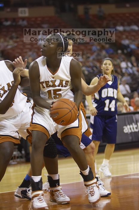 Guard and forward Gabriell Mattox, #15.  The lady longhorns defeated the Oral Roberts University's (ORU) Golden Eagles 79-40 Saturday night.

Filename: SRM_20061125_1403562.jpg
Aperture: f/2.8
Shutter Speed: 1/400
Body: Canon EOS-1D Mark II
Lens: Canon EF 80-200mm f/2.8 L