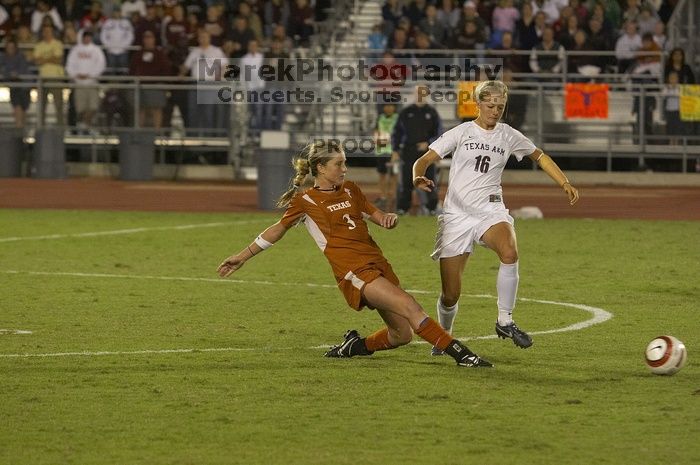 Carrie Schmit, #3.  The lady longhorns beat Texas A&M 1-0 in soccer Friday night.

Filename: SRM_20061027_2044429.jpg
Aperture: f/4.0
Shutter Speed: 1/800
Body: Canon EOS 20D
Lens: Canon EF 80-200mm f/2.8 L