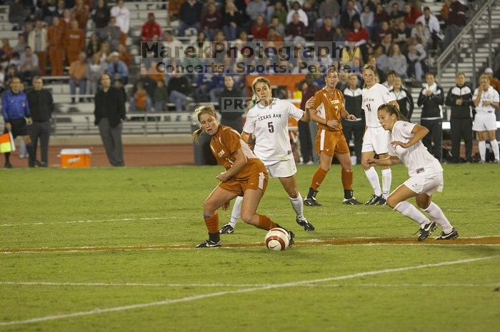 Carrie Schmit, #3.  The lady longhorns beat Texas A&M 1-0 in soccer Friday night.

Filename: SRM_20061027_2055268.jpg
Aperture: f/3.5
Shutter Speed: 1/800
Body: Canon EOS 20D
Lens: Canon EF 80-200mm f/2.8 L