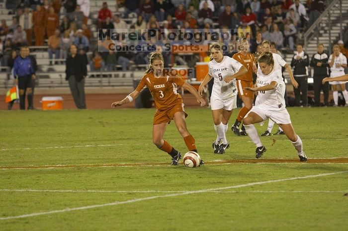 Carrie Schmit, #3.  The lady longhorns beat Texas A&M 1-0 in soccer Friday night.

Filename: SRM_20061027_2055289.jpg
Aperture: f/3.5
Shutter Speed: 1/800
Body: Canon EOS 20D
Lens: Canon EF 80-200mm f/2.8 L