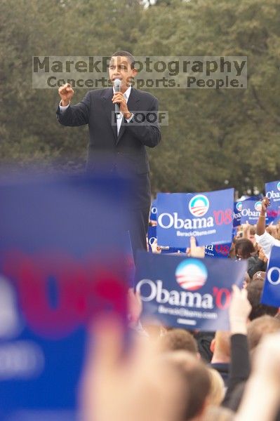 Obama speaking to a crowd of over 20,000 supporters at The Barack Obama "Kick-Ass" Rally--the Obama for president, 2008, rally, held in Austin, Friday, February 23, 2007.

Filename: SRM_20070223_1554425.jpg
Aperture: f/4.5
Shutter Speed: 1/250
Body: Canon EOS 20D
Lens: Canon EF 80-200mm f/2.8 L