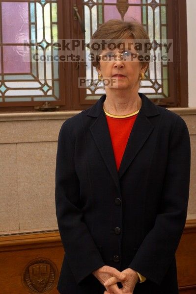 Portraits of UT Vice President of Employee and Campus Services Patricia L Clubb.

Filename: SRM_20070301_1411409.jpg
Aperture: f/4.5
Shutter Speed: 1/250
Body: Canon EOS 20D
Lens: Canon EF 50mm f/1.8 II