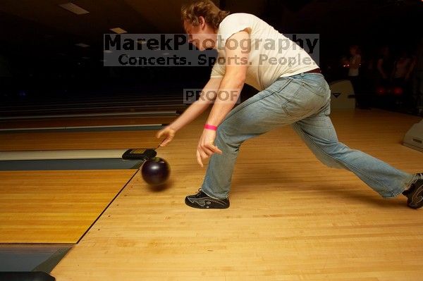 Hans Sweeting bowling.  Alpha Xi Delta held a sock hop themed date night at the Austin 300 bowling alley, Thursday night, March 29, 2007.

Filename: SRM_20070329_2044447.jpg
Aperture: f/8.0
Shutter Speed: 1/200
Body: Canon EOS-1D Mark II
Lens: Sigma 15-30mm f/3.5-4.5 EX Aspherical DG DF