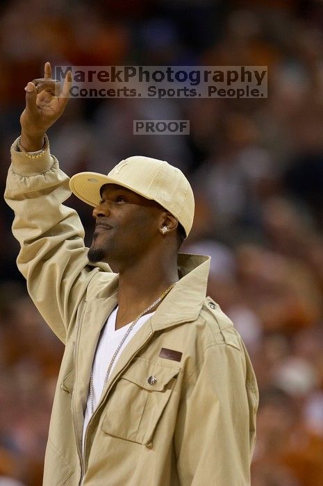 Aaron Ross of the New York Giants.  The University of Texas (UT) Longhorns defeated the University of Kansas Jayhawks 72-69 in Austin, Texas on Monday, February 11, 2008.

Filename: SRM_20080211_2020205.jpg
Aperture: f/2.8
Shutter Speed: 1/640
Body: Canon EOS 20D
Lens: Canon EF 300mm f/2.8 L IS