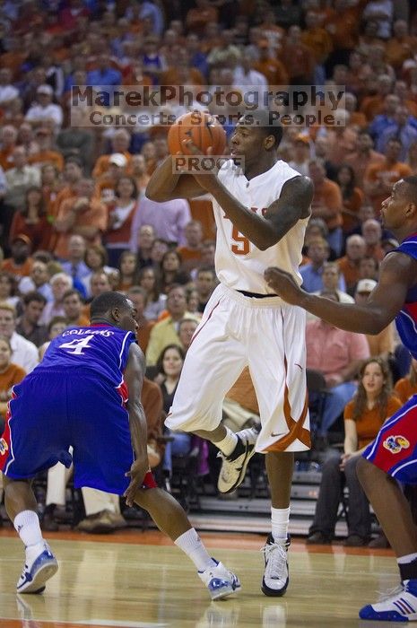 The University of Texas (UT) Longhorns defeated the University of Kansas Jayhawks 72-69 in Austin, Texas on Monday, February 11, 2008.

Filename: SRM_20080211_2119300.jpg
Aperture: f/2.8
Shutter Speed: 1/640
Body: Canon EOS-1D Mark II
Lens: Canon EF 80-200mm f/2.8 L