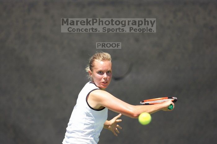 Fifth singles UT freshman Caroline Larsson defeated CSUS sophomore Aileen Tsan 6-2, 6-4.  The University of Texas defeated Sacramento State on Saturday, March 22, 2008.

Filename: SRM_20080322_1254467.jpg
Aperture: f/2.8
Shutter Speed: 1/2500
Body: Canon EOS-1D Mark II
Lens: Canon EF 300mm f/2.8 L IS