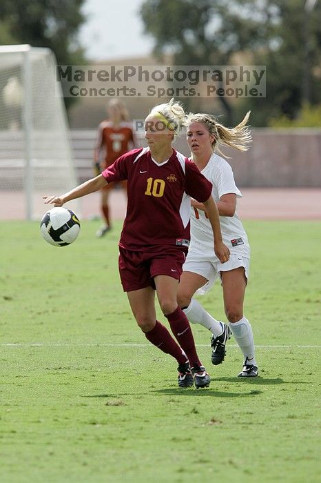 UT sophomore Niki Arlitt (#11, Forward).  The University of Texas women's soccer team won 2-1 against the Iowa State Cyclones Sunday afternoon, October 5, 2008.

Filename: SRM_20081005_12202678.jpg
Aperture: f/5.6
Shutter Speed: 1/1600
Body: Canon EOS-1D Mark II
Lens: Canon EF 300mm f/2.8 L IS