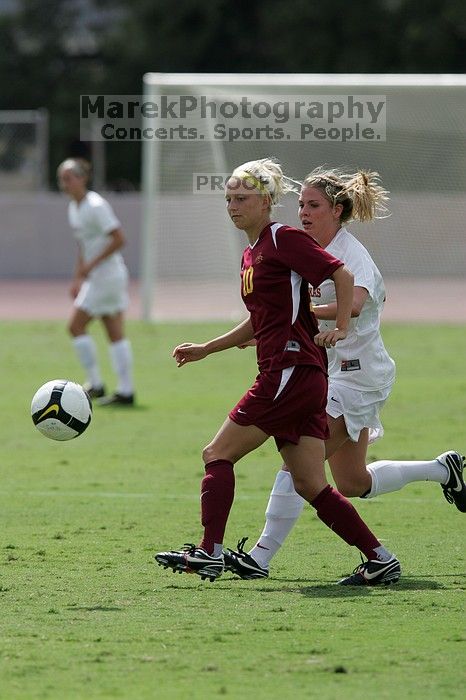 UT sophomore Niki Arlitt (#11, Forward).  The University of Texas women's soccer team won 2-1 against the Iowa State Cyclones Sunday afternoon, October 5, 2008.

Filename: SRM_20081005_12202882.jpg
Aperture: f/5.6
Shutter Speed: 1/2500
Body: Canon EOS-1D Mark II
Lens: Canon EF 300mm f/2.8 L IS