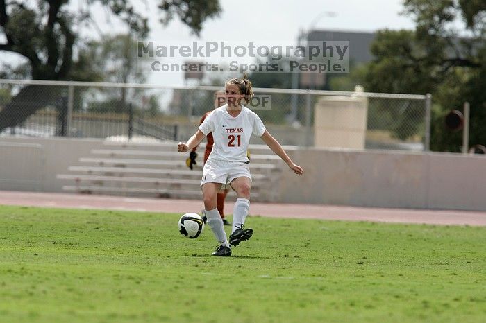 UT junior Emily Anderson (#21, Forward) passes the ball.  The University of Texas women's soccer team won 2-1 against the Iowa State Cyclones Sunday afternoon, October 5, 2008.

Filename: SRM_20081005_12314208.jpg
Aperture: f/5.6
Shutter Speed: 1/2500
Body: Canon EOS-1D Mark II
Lens: Canon EF 300mm f/2.8 L IS