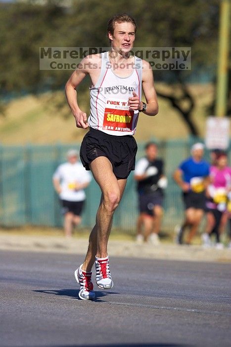 The first annual San Antonio Rock and Roll Marathon, Sunday, November 16, 2008.

Filename: SRM_20081116_09511800.jpg
Aperture: f/4.0
Shutter Speed: 1/4000
Body: Canon EOS-1D Mark II
Lens: Canon EF 300mm f/2.8 L IS