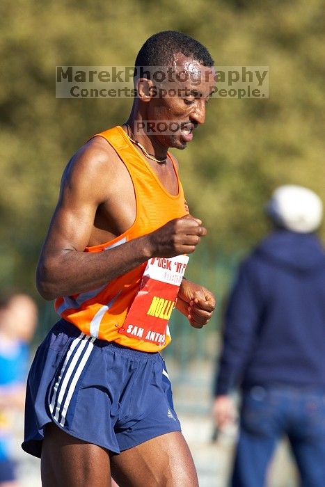 The first annual San Antonio Rock and Roll Marathon, Sunday, November 16, 2008.

Filename: SRM_20081116_09515212.jpg
Aperture: f/4.0
Shutter Speed: 1/1250
Body: Canon EOS-1D Mark II
Lens: Canon EF 300mm f/2.8 L IS