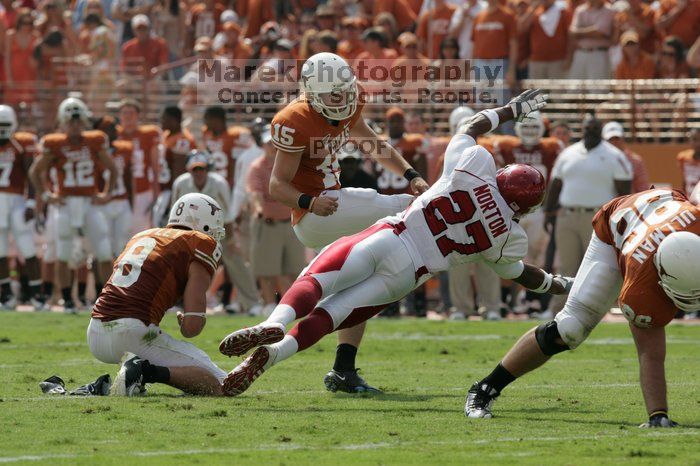 The University of Texas football team defeated the Arkansas Razorbacks with a score of 52-10 in Austin, TX on Saturday, September 27, 2008.

Filename: SRM_20080927_15173048.jpg
Aperture: f/6.3
Shutter Speed: 1/1250
Body: Canon EOS-1D Mark II
Lens: Canon EF 300mm f/2.8 L IS