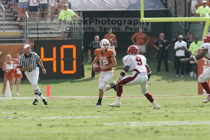 The University of Texas football team defeated the Arkansas Razorbacks with a score of 52-10 in Austin, TX on Saturday, September 27, 2008.

Filename: SRM_20080927_15341418.jpg
Aperture: f/5.6
Shutter Speed: 1/1600
Body: Canon EOS-1D Mark II
Lens: Canon EF 300mm f/2.8 L IS