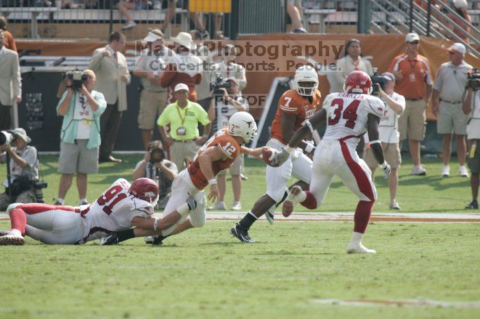 The University of Texas football team defeated the Arkansas Razorbacks with a score of 52-10 in Austin, TX on Saturday, September 27, 2008.

Filename: SRM_20080927_15515096.jpg
Aperture: f/5.6
Shutter Speed: 1/1000
Body: Canon EOS-1D Mark II
Lens: Canon EF 300mm f/2.8 L IS