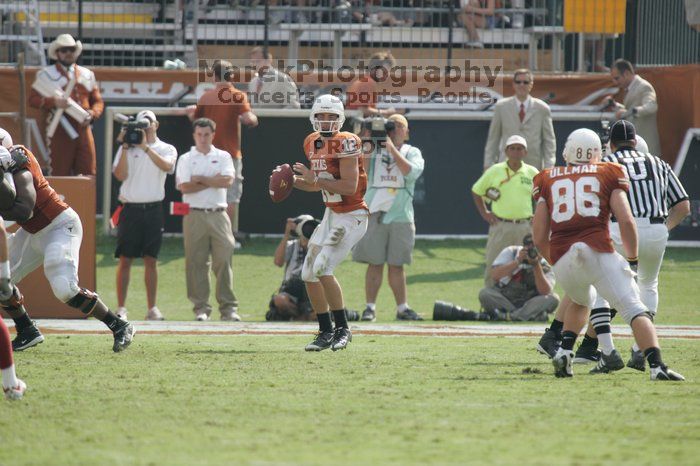 The University of Texas football team defeated the Arkansas Razorbacks with a score of 52-10 in Austin, TX on Saturday, September 27, 2008.

Filename: SRM_20080927_15531405.jpg
Aperture: f/5.6
Shutter Speed: 1/1000
Body: Canon EOS-1D Mark II
Lens: Canon EF 300mm f/2.8 L IS