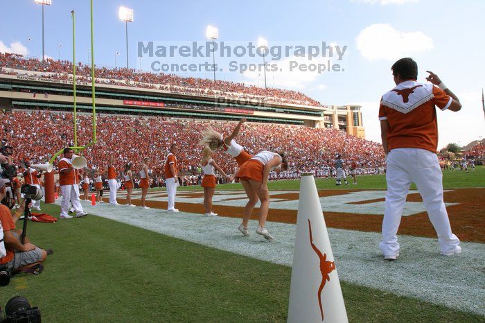 The University of Texas football team defeated the Arkansas Razorbacks with a score of 52-10 in Austin, TX on Saturday, September 27, 2008.

Filename: SRM_20080927_16005691.jpg
Aperture: f/10.0
Shutter Speed: 1/400
Body: Canon EOS DIGITAL REBEL
Lens: Canon EF 16-35mm f/2.8 L