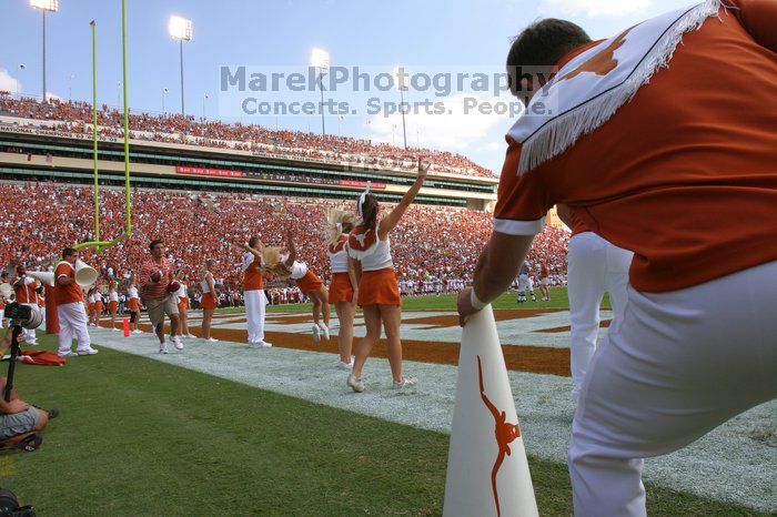 The University of Texas football team defeated the Arkansas Razorbacks with a score of 52-10 in Austin, TX on Saturday, September 27, 2008.

Filename: SRM_20080927_16011494.jpg
Aperture: f/10.0
Shutter Speed: 1/400
Body: Canon EOS DIGITAL REBEL
Lens: Canon EF 16-35mm f/2.8 L