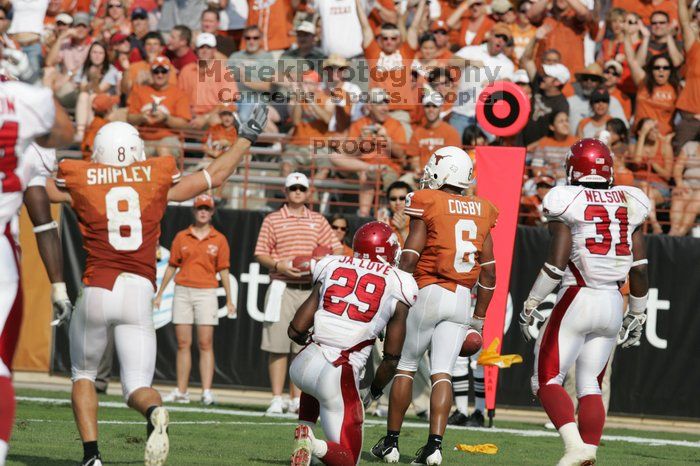 The University of Texas football team defeated the Arkansas Razorbacks with a score of 52-10 in Austin, TX on Saturday, September 27, 2008.

Filename: SRM_20080927_16294682.jpg
Aperture: f/5.0
Shutter Speed: 1/3200
Body: Canon EOS-1D Mark II
Lens: Canon EF 300mm f/2.8 L IS