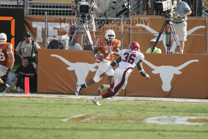 The University of Texas football team defeated the Arkansas Razorbacks with a score of 52-10 in Austin, TX on Saturday, September 27, 2008.

Filename: SRM_20080927_17072431.jpg
Aperture: f/5.6
Shutter Speed: 1/1250
Body: Canon EOS-1D Mark II
Lens: Canon EF 300mm f/2.8 L IS