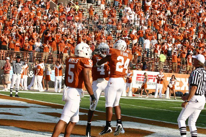 The University of Texas football team defeated the Arkansas Razorbacks with a score of 52-10 in Austin, TX on Saturday, September 27, 2008.

Filename: SRM_20080927_17163208.jpg
Aperture: f/5.6
Shutter Speed: 1/1600
Body: Canon EOS 20D
Lens: Canon EF 80-200mm f/2.8 L