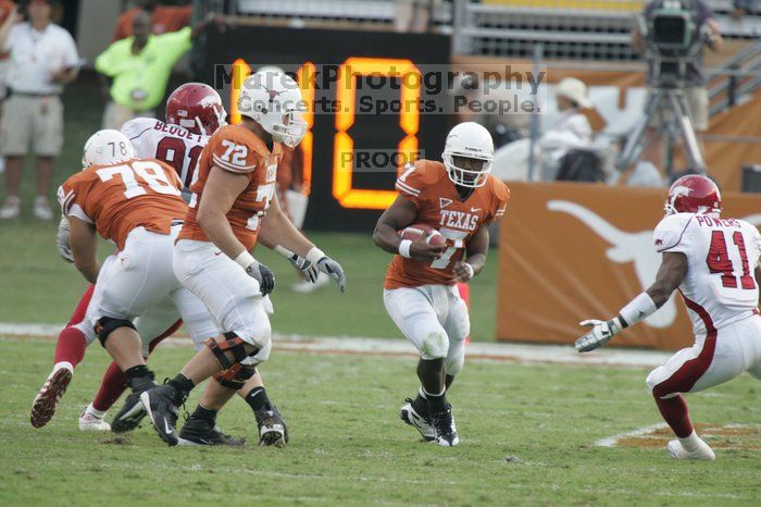 The University of Texas football team defeated the Arkansas Razorbacks with a score of 52-10 in Austin, TX on Saturday, September 27, 2008.

Filename: SRM_20080927_17295692.jpg
Aperture: f/5.6
Shutter Speed: 1/500
Body: Canon EOS-1D Mark II
Lens: Canon EF 300mm f/2.8 L IS