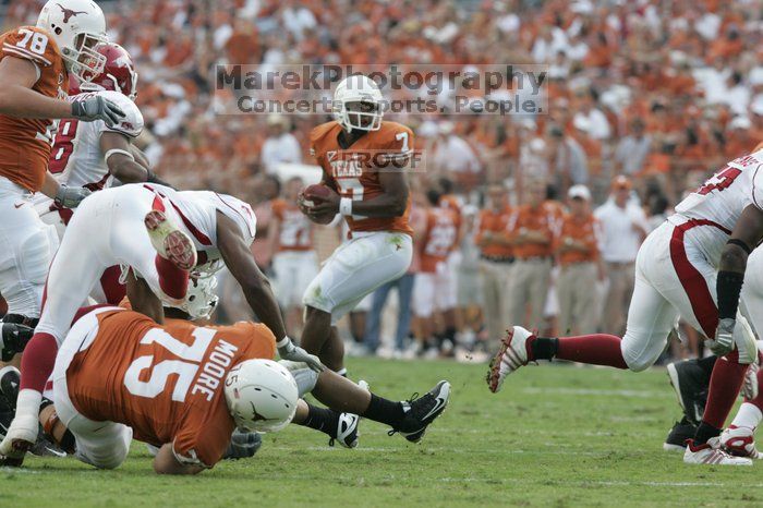 The University of Texas football team defeated the Arkansas Razorbacks with a score of 52-10 in Austin, TX on Saturday, September 27, 2008.

Filename: SRM_20080927_17342649.jpg
Aperture: f/5.0
Shutter Speed: 1/1000
Body: Canon EOS-1D Mark II
Lens: Canon EF 300mm f/2.8 L IS