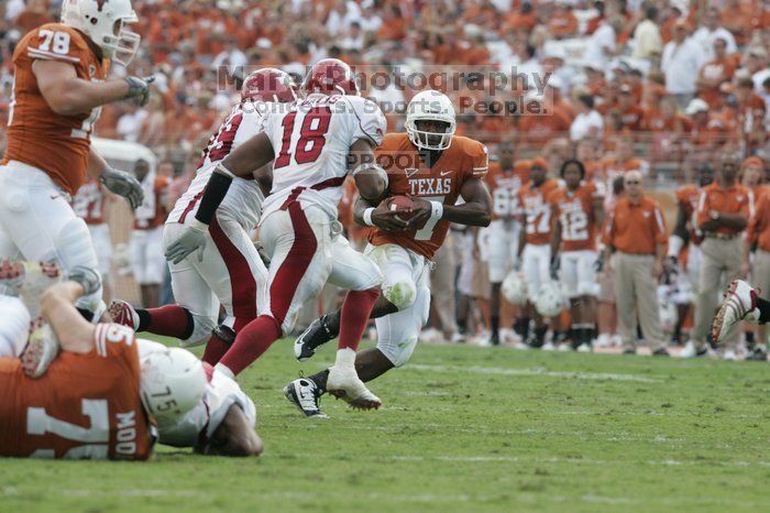 The University of Texas football team defeated the Arkansas Razorbacks with a score of 52-10 in Austin, TX on Saturday, September 27, 2008.

Filename: SRM_20080927_17342851.jpg
Aperture: f/5.0
Shutter Speed: 1/1000
Body: Canon EOS-1D Mark II
Lens: Canon EF 300mm f/2.8 L IS