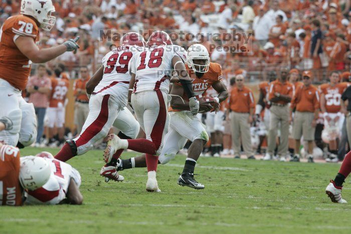 The University of Texas football team defeated the Arkansas Razorbacks with a score of 52-10 in Austin, TX on Saturday, September 27, 2008.

Filename: SRM_20080927_17342852.jpg
Aperture: f/5.0
Shutter Speed: 1/1000
Body: Canon EOS-1D Mark II
Lens: Canon EF 300mm f/2.8 L IS