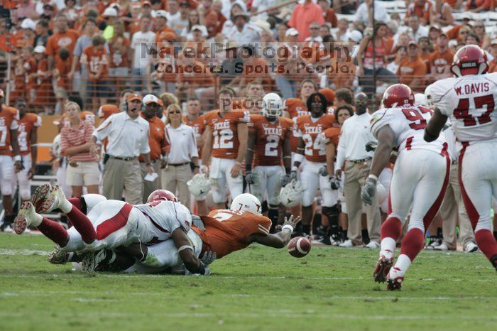 The University of Texas football team defeated the Arkansas Razorbacks with a score of 52-10 in Austin, TX on Saturday, September 27, 2008.

Filename: SRM_20080927_17343259.jpg
Aperture: f/5.0
Shutter Speed: 1/1000
Body: Canon EOS-1D Mark II
Lens: Canon EF 300mm f/2.8 L IS