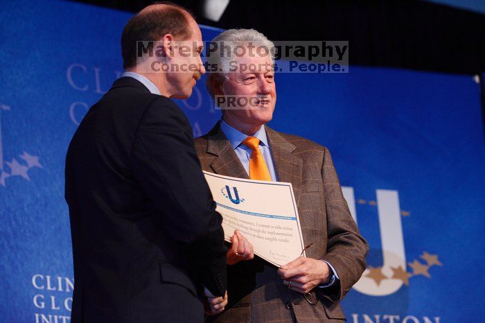 Former President Bill Clinton hands out commitment certificates to CGIU attendees for their exceptional pledges to the CGI cause during the opening plenary session of the CGIU meeting.  Day one of the 2nd Annual Clinton Global Initiative University (CGIU) meeting was held at The University of Texas at Austin, Friday, February 13, 2009.

Filename: SRM_20090213_16401949.jpg
Aperture: f/4.0
Shutter Speed: 1/200
Body: Canon EOS-1D Mark II
Lens: Canon EF 80-200mm f/2.8 L