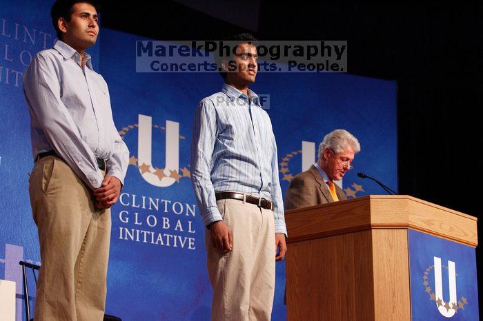 Former President Bill Clinton hands out commitment certificates to CGIU attendees for their exceptional pledges to the CGI cause during the opening plenary session of the CGIU meeting.  Day one of the 2nd Annual Clinton Global Initiative University (CGIU) meeting was held at The University of Texas at Austin, Friday, February 13, 2009.

Filename: SRM_20090213_16411556.jpg
Aperture: f/4.0
Shutter Speed: 1/125
Body: Canon EOS-1D Mark II
Lens: Canon EF 80-200mm f/2.8 L