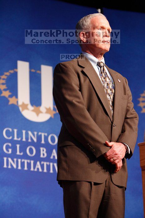 Former President Bill Clinton hands out commitment certificates to CGIU attendees for their exceptional pledges to the CGI cause during the opening plenary session of the CGIU meeting.  Day one of the 2nd Annual Clinton Global Initiative University (CGIU) meeting was held at The University of Texas at Austin, Friday, February 13, 2009.

Filename: SRM_20090213_16483756.jpg
Aperture: f/4.0
Shutter Speed: 1/100
Body: Canon EOS-1D Mark II
Lens: Canon EF 80-200mm f/2.8 L