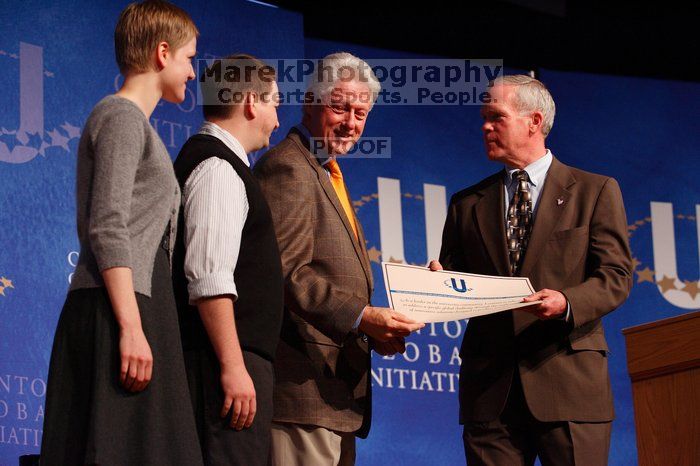 Former President Bill Clinton hands out commitment certificates to CGIU attendees for their exceptional pledges to the CGI cause during the opening plenary session of the CGIU meeting.  Day one of the 2nd Annual Clinton Global Initiative University (CGIU) meeting was held at The University of Texas at Austin, Friday, February 13, 2009.

Filename: SRM_20090213_16510291.jpg
Aperture: f/4.0
Shutter Speed: 1/160
Body: Canon EOS-1D Mark II
Lens: Canon EF 80-200mm f/2.8 L